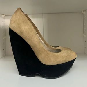 Black/beige color block wedges